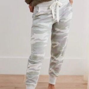 Aerie Chill Camo Joggers - small - NWT